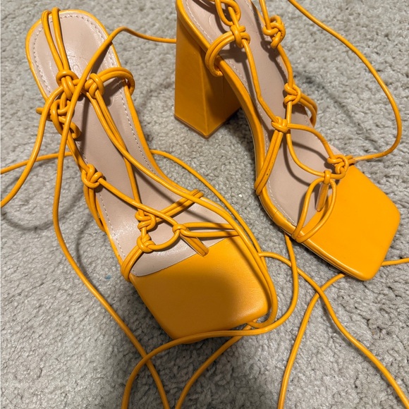 Elegant Yellow Strappy Women's Heels - Picture 1 of 1